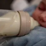 Množičen odpoklic izdelkov: policija preiskuje smrt dveh dojenčkov, ki sta zaužila okuženo hrano za dojenčke