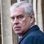 Nekdanji britanski princ Andrew pod težo hudih obtožb ostal brez razkošnega domovanja