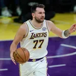 Dončić predčasno končal tekmo: po 16 minutah igre odšepal z igrišča