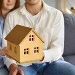 Bosanec je za majhen denar kupil pravo podrtijo, a to, kar je našel v hiši, mu je pomagalo rešiti vse težave