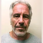 Pregled neobdelanih datotek o Jeffreyju Epesteinu: pred objavo izbrisali imena več moških