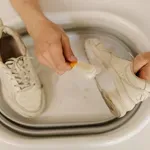 Smrdljivih superg nikar ne mečite v smeti: s tem pripomočkom iz kuhinje lahko težavo rešite v eni uri