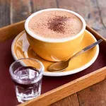 Vzelo vam bo sapo! To so pravi razlogi, zakaj v gostilni ob kavi postrežejo kozarec vode