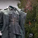 Človek, ki je odrezal glavo kipu Josipa Broza Tita, svoj nezakoniti podvig spremenil v posel