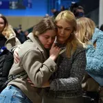 Na Brniku pristali še dve letali: evakuirani Slovenci končno v objemu družin (FOTO)