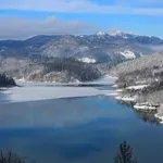 Podvodni misterij manj kot uro od Slovenije: pod gladino jezera se skrivajo potopljena cesta, hiše in celo most