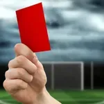 Kaos na tekmi: 23 nogometašev prejelo rdeč karton