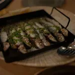 Priprava ocvrtih rib ne bo več nočna mora: z enim kuhinjskim pripomočkom brez vonjav in mastnega štedilnika (prihranili si boste vse zoprnije)