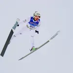 Anže Lanišek zablestel na Norveškem: z izjemnim skokom poletel naravnost na zmagovalne stopničke