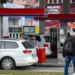 Omejitve na vseh bencinskih servisih: po novem lahko natočite toliko goriva