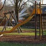 Barbarski pohod na slovenskem igrišču, so naši otroci sploh še varni?