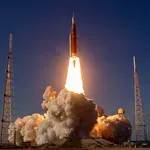 Po zgodovinski izstrelitvi agencija NASA izgubila stik z astronavti