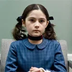 Se še spomnite deklice, ki je gledalcem pognala strah v kosti? Tako izgleda danes