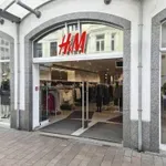 H&M med rastjo in odgovornostjo: lahko moda ostane dostopna – in hkrati trajnostna?