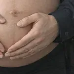 Policisti pogledali v trebuh "noseče" osebe in prebledeli: nihče ni pričakoval tega, kar se je skrivalo tam