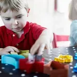 Travmatska igra otrok: ko igra poskuša predelati travmo