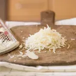 Sir (večinoma) ribamo čisto narobe: s pomočjo tega preprostega trika bo vse skupaj bistveno lažje in hitrejše