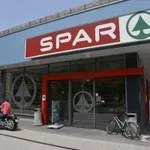 Panika, kot je še ni bilo: Spar s trgovskih polic umaknil morebitno smrtno nevarno živilo