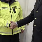 Dramatično reševanje v Ljubljani: policist tvegal lastno življenje, da je žensko v zadnjem trenutku rešil gotove smrti