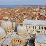 "Premaknimo celotno mesto!" Znanstveniki našli drzno rešitev za priljubljeno mesto blizu slovenske meje