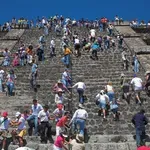 Turisti bežali za življenje: ko so videli, kaj počne moški na vrhu piramid, je zavladala grozljiva panika (končalo se je tragično)