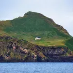 Bi si upali živeti tukaj? Tako izgleda najbolj osamljena hiša na svetu, ki se nahaja sredi Atlantika (FOTO)