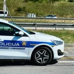 Drama sredi prestolnice: limuzina varovane kolone močno trčila, v zraku vprašanje o varnosti državnega vrha
