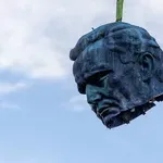 Vrglo vas bo na rit! Človek, ki je Titovemu kipu odrezal glavo, je sedel v tej komisiji