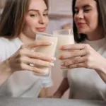 Polnomastno ali posneto mleko? Strokovnjaki razkrili, katero je bolj zdravo (ni vse tako, kot smo mislili do zdaj)