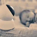 Mama sredi noči preverila 'baby monitor' in otrpnila: "Najhujša nočna mora vsakega starša"