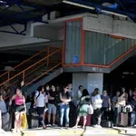 VIDEO: Tako je na zagrebški avtobusni postaji steklo skoraj pokosilo potnike
