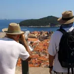 Turisti množično drvijo na Jadran, vendar počasi izgubljajo potrpljenje (in ne, niso krive visoke cene)