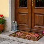 Ste tudi vi naleteli na tak prizor in se spraševali, zakaj nekateri pred vhodna vrata postavljajo plastenke z vodo? Tukaj je odgovor