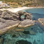 Med Slovenci priljubljeno turistično državo eden za drugim prizadela dva močnejša potresa