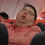 Nekdanja stevardesa razkrila najpogostejše napake potnikov, ki spijo na letalu