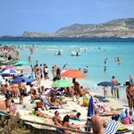 Turist prišel na plažo, tisto, kar je tam doživel, pa ga je pustilo brez besed: "Pa kam smo prišli?!," se je ogorčeno spraševal
