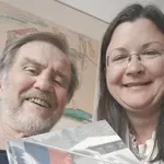 Najprej o njej napisal pesem, zdaj je dobila še knjigo s posvetilom: kaj se plete med Katjo Kokot in Lojzetom Peterletom?