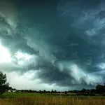 Strele, veter in drastičen padec temperatur: ozračje bo podivjalo!