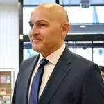 Šolski minister Borut Rončević na dvigu slovenske zastave: ljudi pa je razburila ena podrobnost