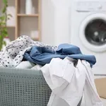 Triki, ki vam bodo olajšal pranje perila: nikoli več vam ne bo treba likati srajc