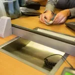 V banki je hotela urediti kredit, nato pa doživela šok, ko je slišala, o čem se bankirji pogovarjajo (verjemite, tudi vi bi ga)