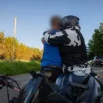 Moški v stiski hodil sredi prometne ceste: motorist nato storil nekaj, kar vrača vero v ljudi (VIDEO)