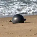 Na plaži našli skrivnostne krogle neznanega izvora: sumijo, da so prišle iz vesolja