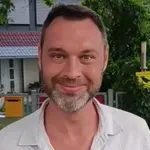 Miha Kordiš pred hišo Janeza Janše: kaj je pred domovanjem predsednika vlade počel nekdanji poslanec?