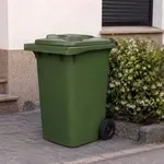 Kos kruha namočite v kis in ga položite na dno koša za smeti: enostaven trik rešuje nadlogo, ki se številnim zdi preprosto - nerešljiva