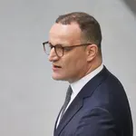 Politični pretres: vodja poslanske skupine krščanskih demokratov z možem dobil otroka, ki ga je rodila ...