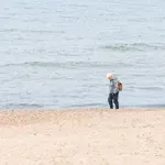 Upokojenec Peter je hodil po plaži, ko je pod peskom zagledal nekaj svetlečega. Takoj je vedel, da bo to najbolj srečen dan v njegovem življenju