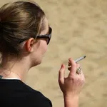 Čedalje strožji do kadilcev: v tej evropski državi želijo prepovedati kajenje na terasah in plažah