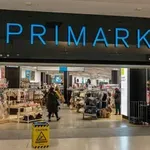 Trgovka v Primarku je mislila, da pospravlja običajen kup oblačil, nato pa je presenečeno ugotovila, kaj je storila stranka