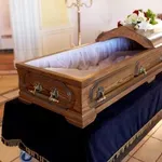 Na pogrebu so jokali za njim, nato je na dan prišla šokantna resnica: njegov načrt je pretental vse, a ne za dolgo